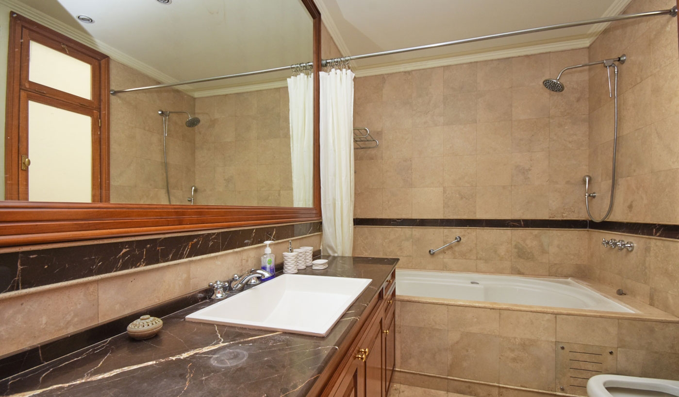 Splendid Three Bedroom Apartment in Classy Recoleta