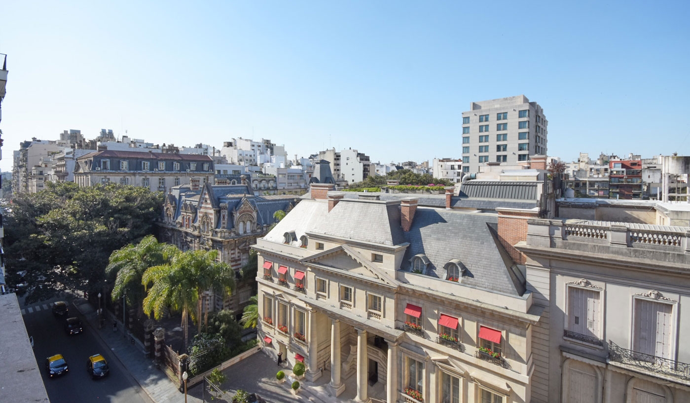 Splendid Three Bedroom Apartment in Classy Recoleta