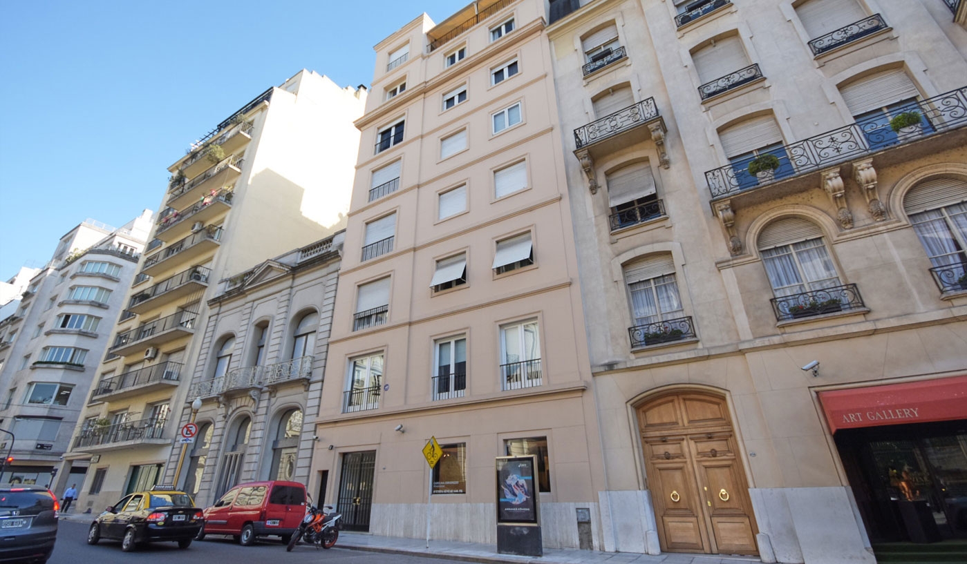 Splendid Three Bedroom Apartment in Classy Recoleta