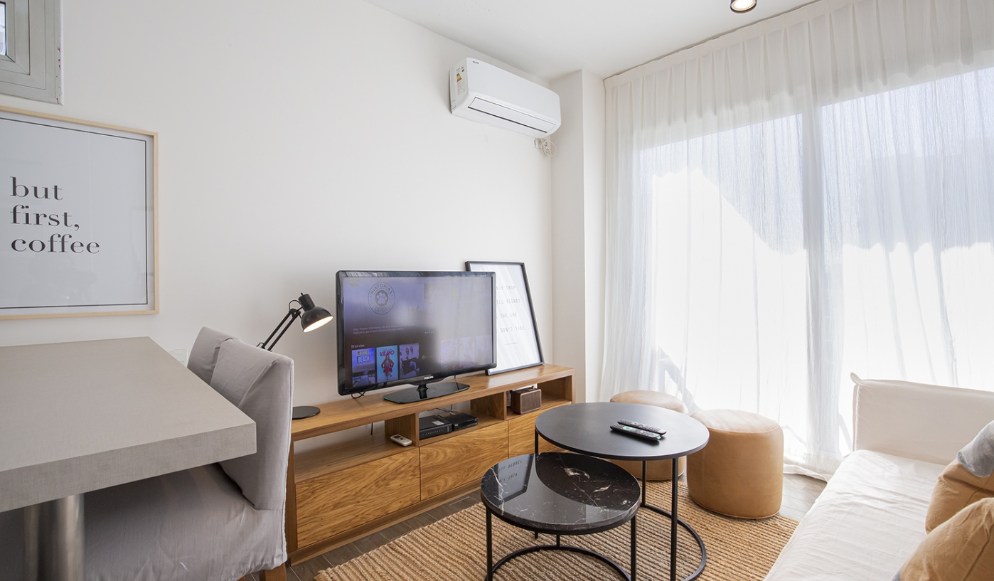 Recently Renovated One Bedroom Apartment with Rooftop Pool