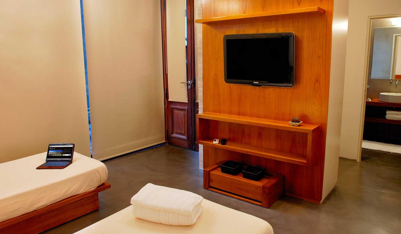 Stylish Two Bedroom House with Private Rooftop Pool and Sundeck