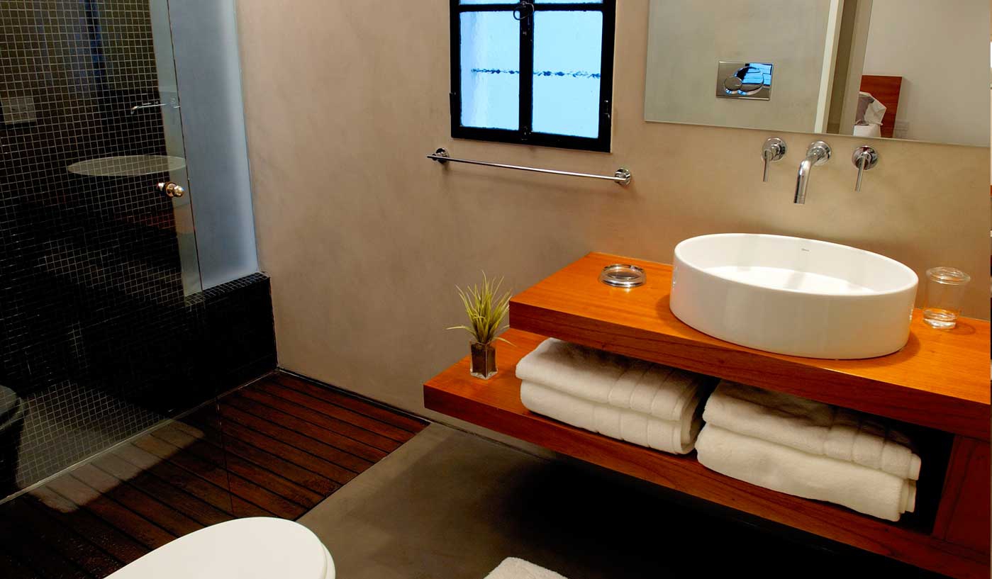 Stylish Two Bedroom House with Private Rooftop Pool and Sundeck