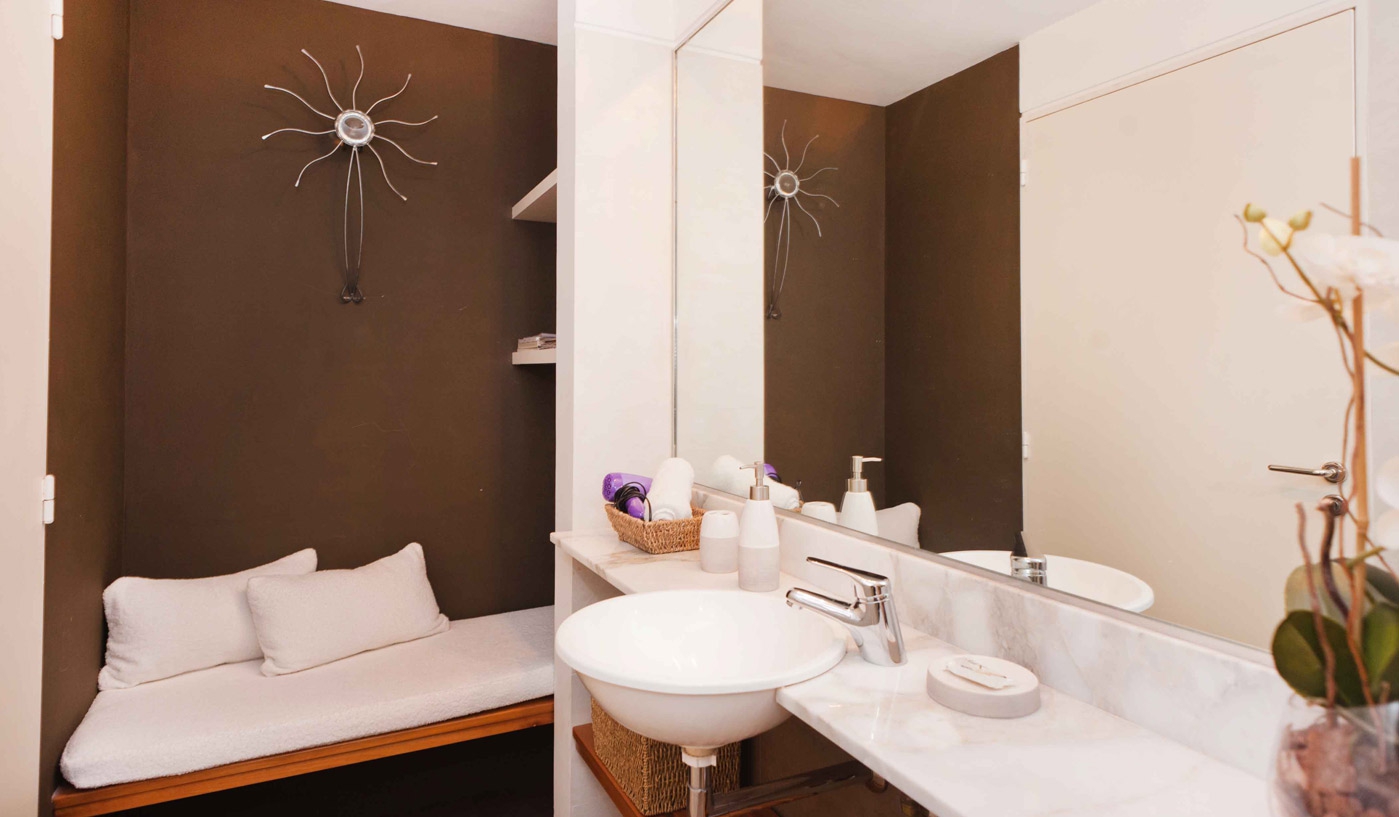 Spacious One Bedroom Penthouse Loft in Five Star Building