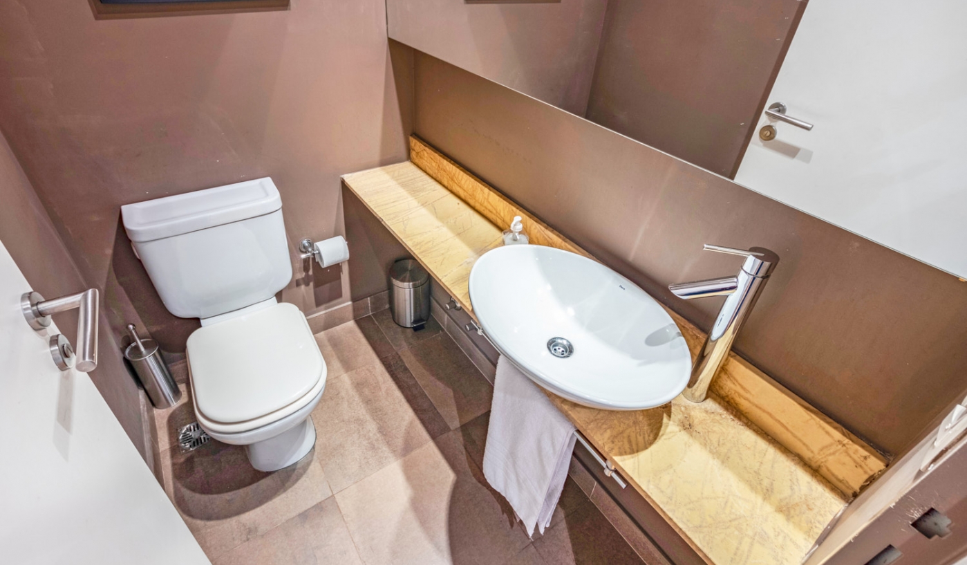 Trendy Two Bedroom Apartment in Top Apartment Complex