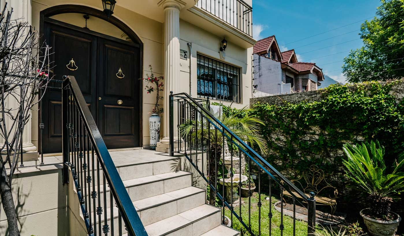 Impressive 6 Bedroom House with Private Garden, Pool and Game Room