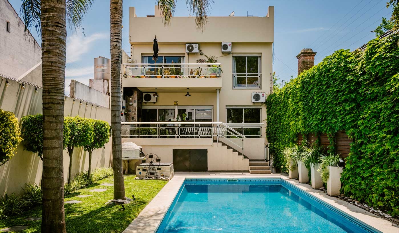 Impressive 6 Bedroom House with Private Garden, Pool and Game Room