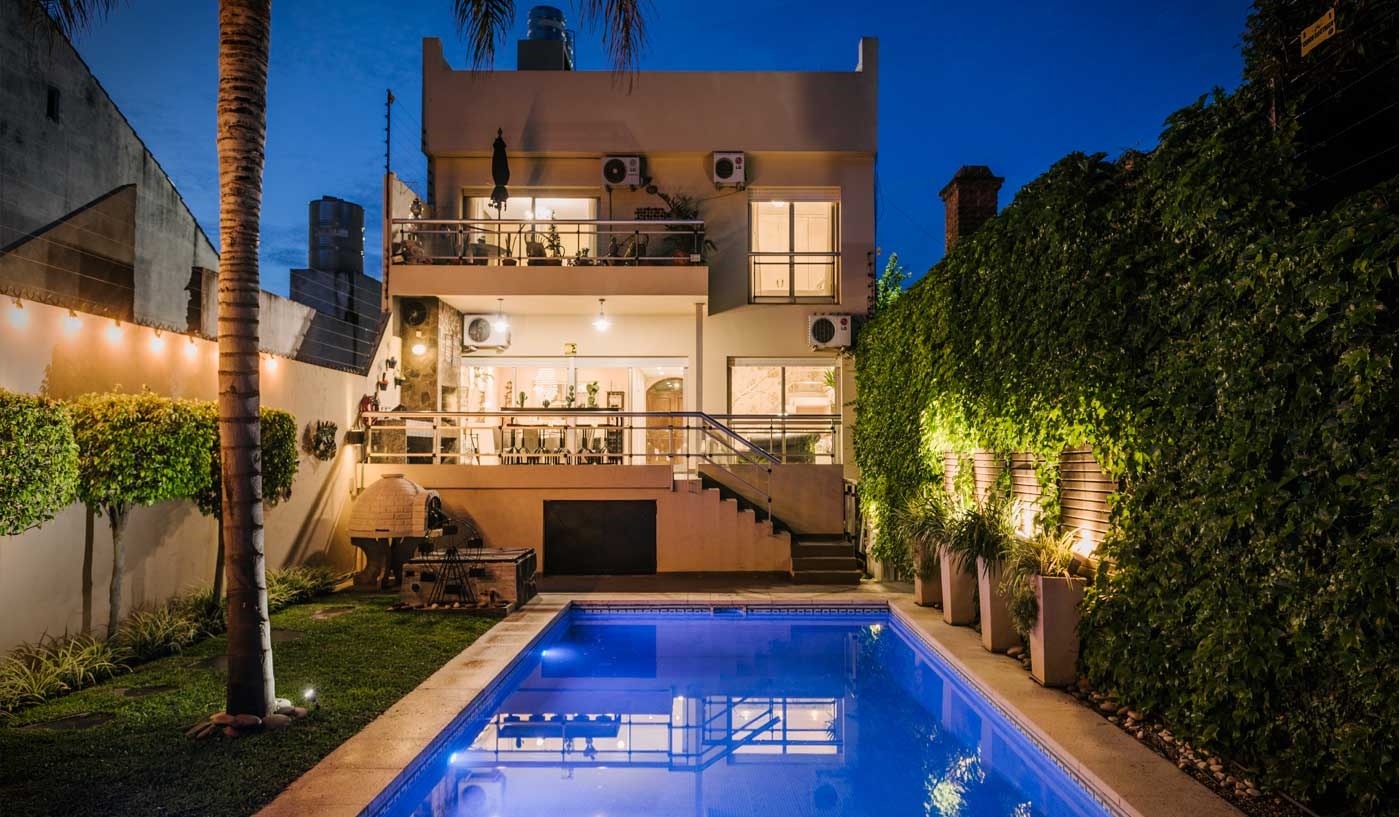 Impressive 6 Bedroom House with Private Garden, Pool and Game Room