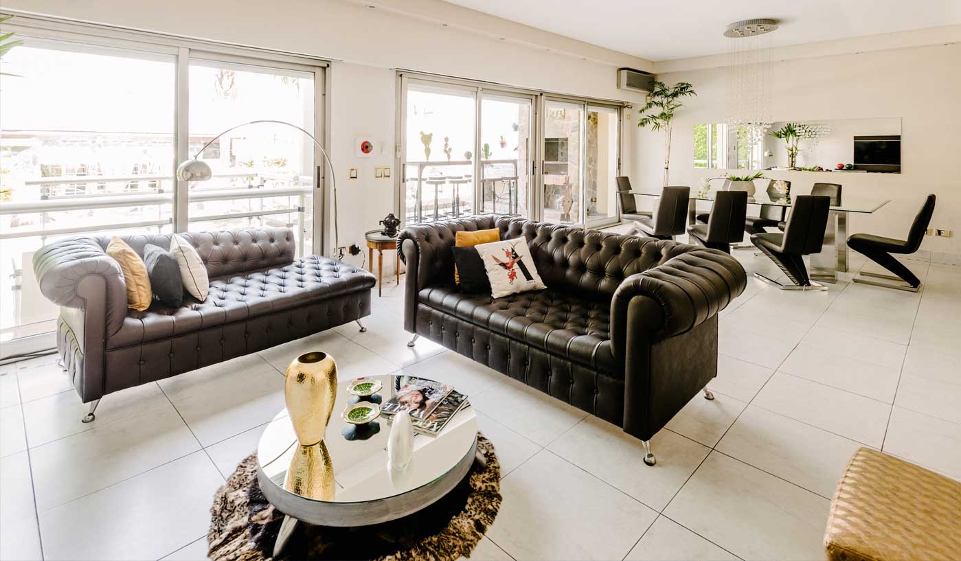 Impressive 6 Bedroom House with Private Garden, Pool and Game Room