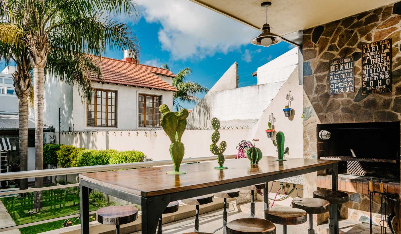 Impressive 6 Bedroom House with Private Garden, Pool and Game Room