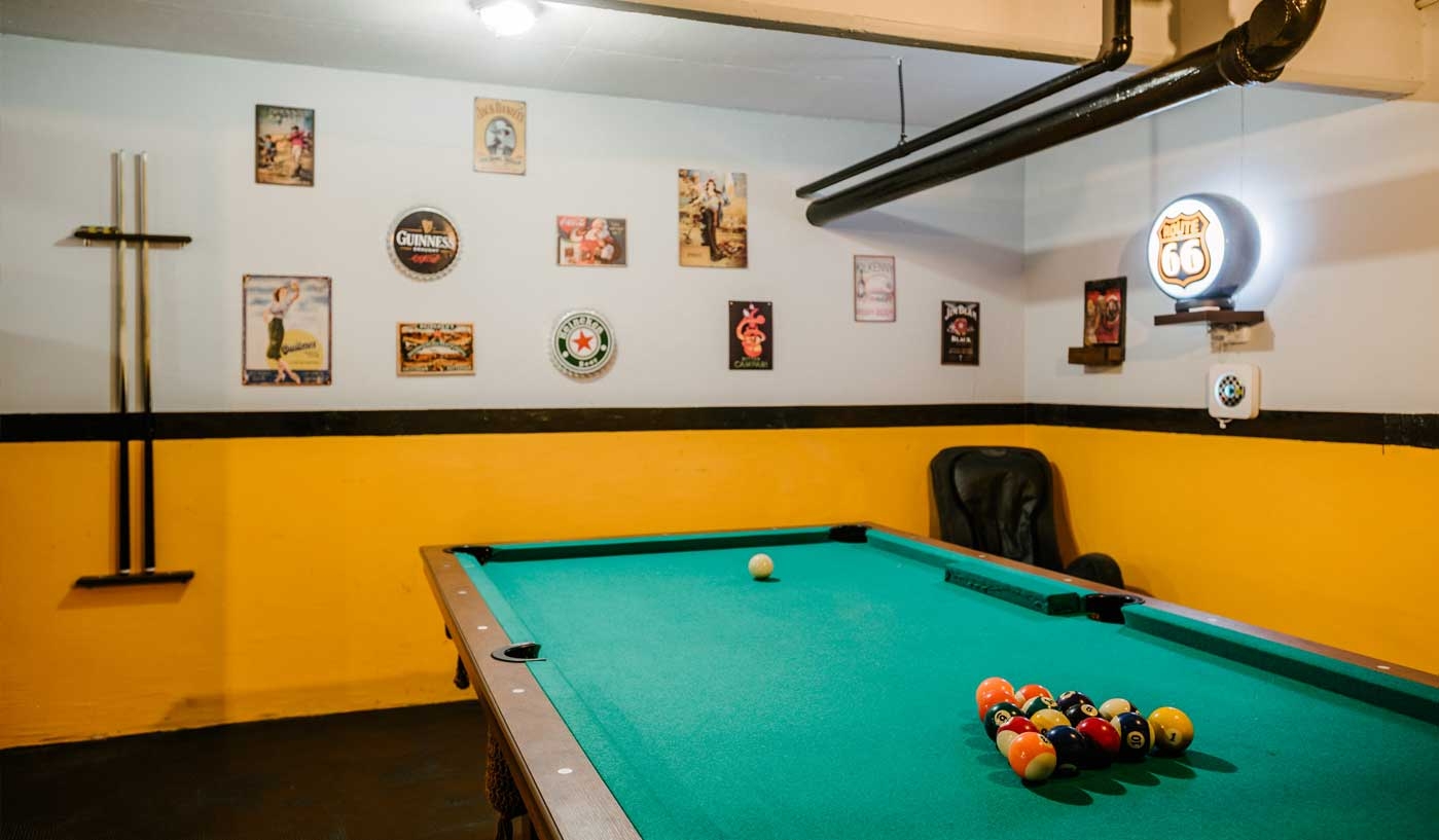 Impressive 6 Bedroom House with Private Garden, Pool and Game Room