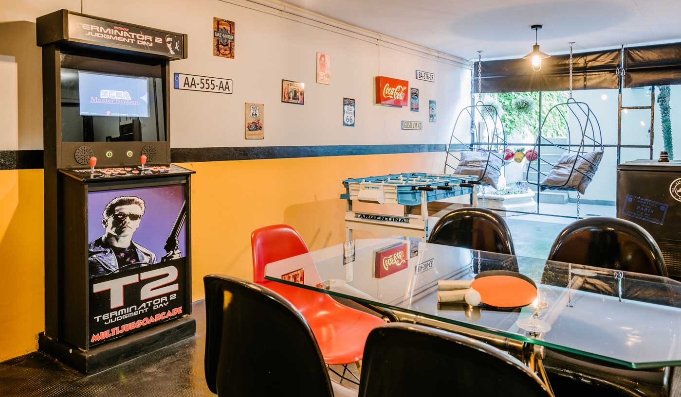 Impressive 6 Bedroom House with Private Garden, Pool and Game Room