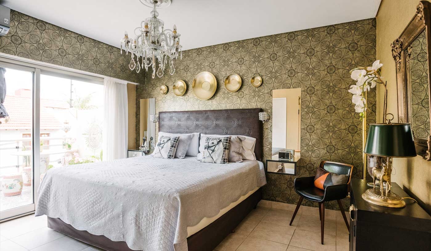 Impressive 6 Bedroom House with Private Garden, Pool and Game Room