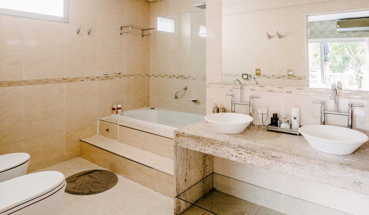 Impressive 6 Bedroom House with Private Garden, Pool and Game Room