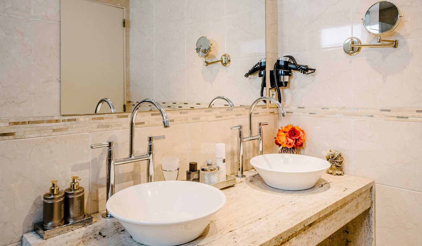 Impressive 6 Bedroom House with Private Garden, Pool and Game Room