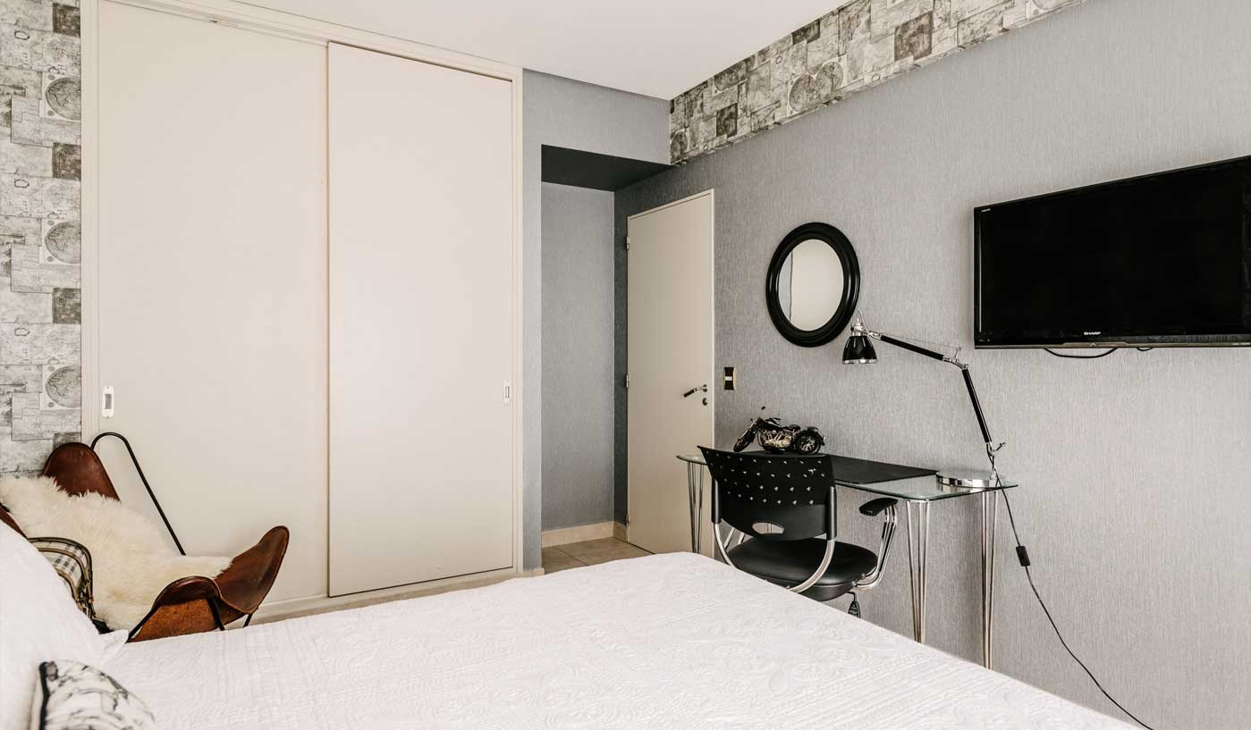 Impressive 6 Bedroom House with Private Garden, Pool and Game Room