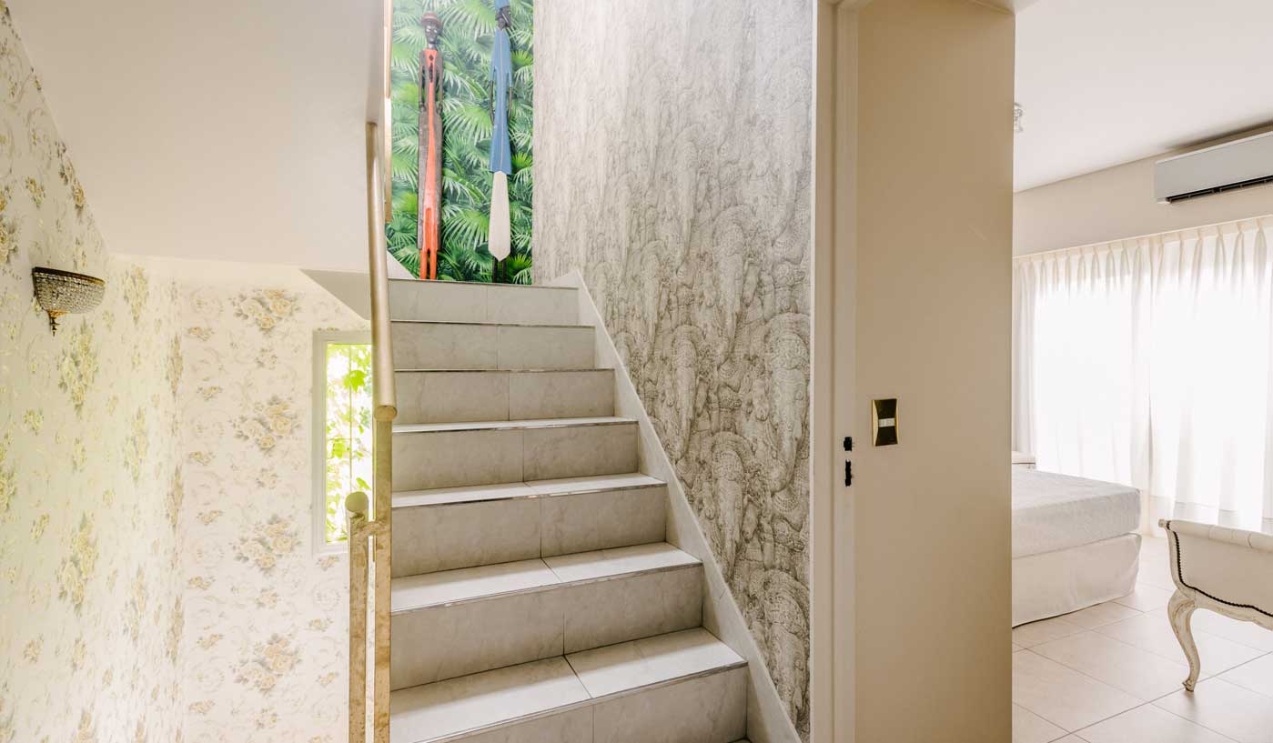 Impressive 6 Bedroom House with Private Garden, Pool and Game Room