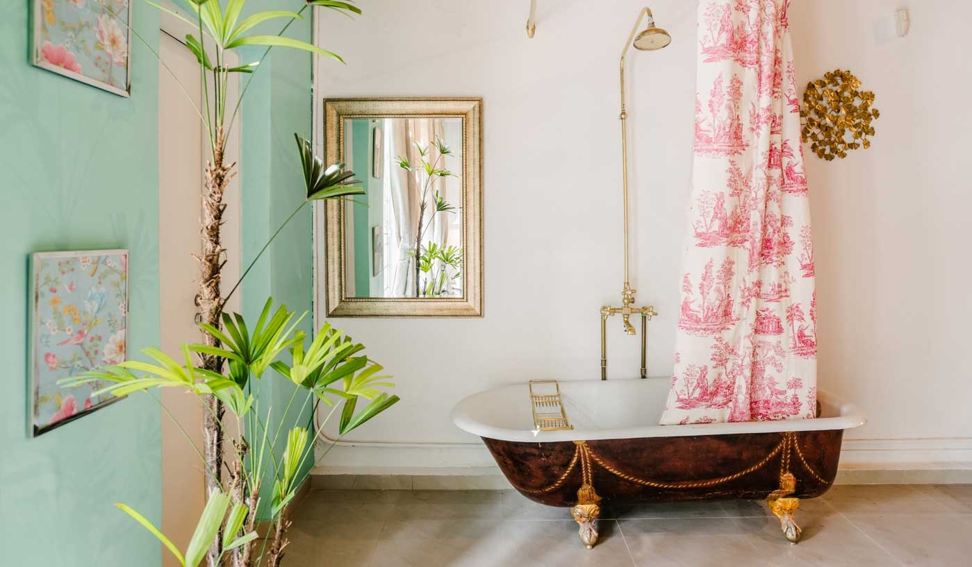 Impressive 6 Bedroom House with Private Garden, Pool and Game Room