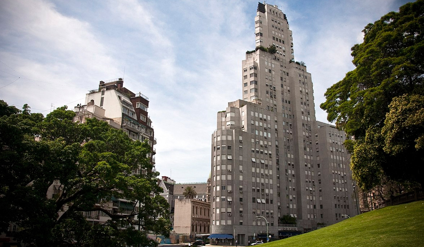 Contrasting architectural styles, historic places and cultural, gastronomical and commercial experiences